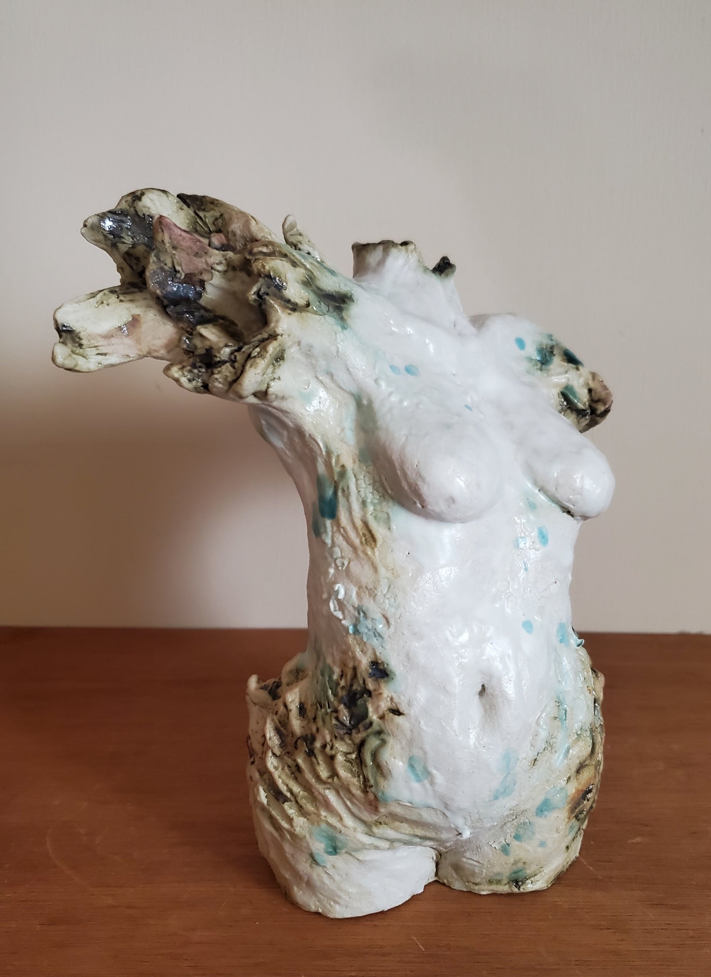 Ceramic sculpture, moving female buste