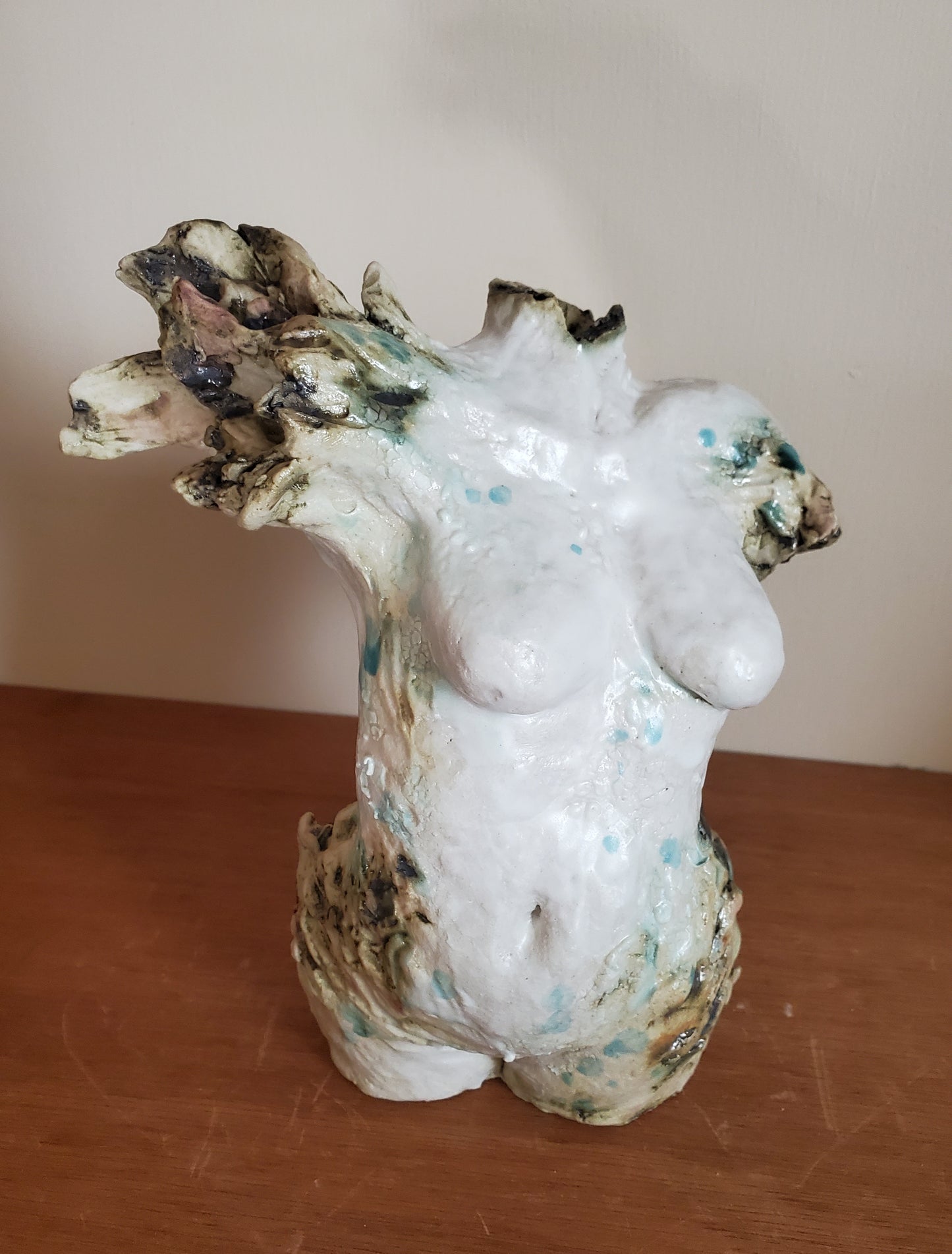 Ceramic sculpture, moving female buste