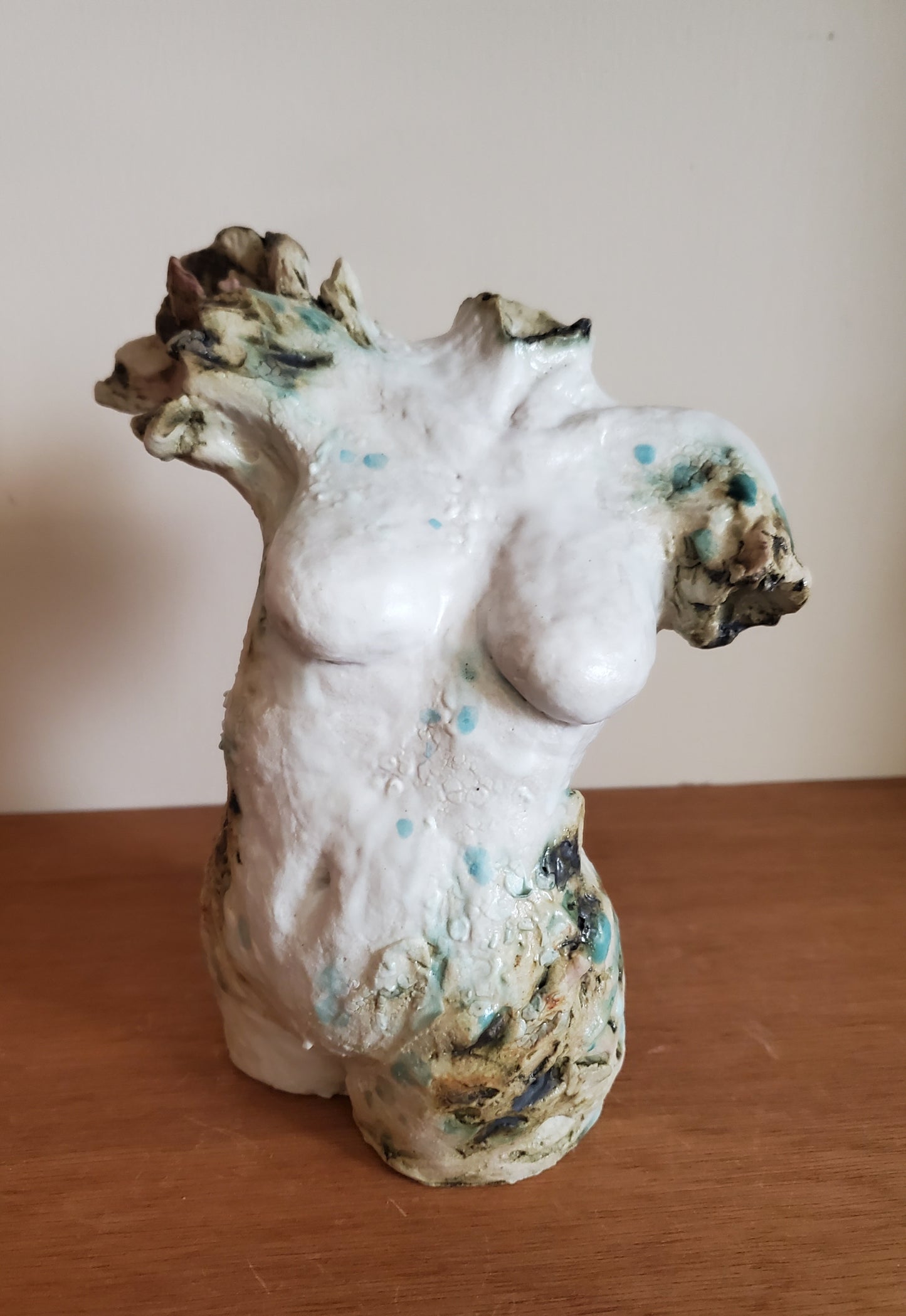 Ceramic sculpture, moving female buste