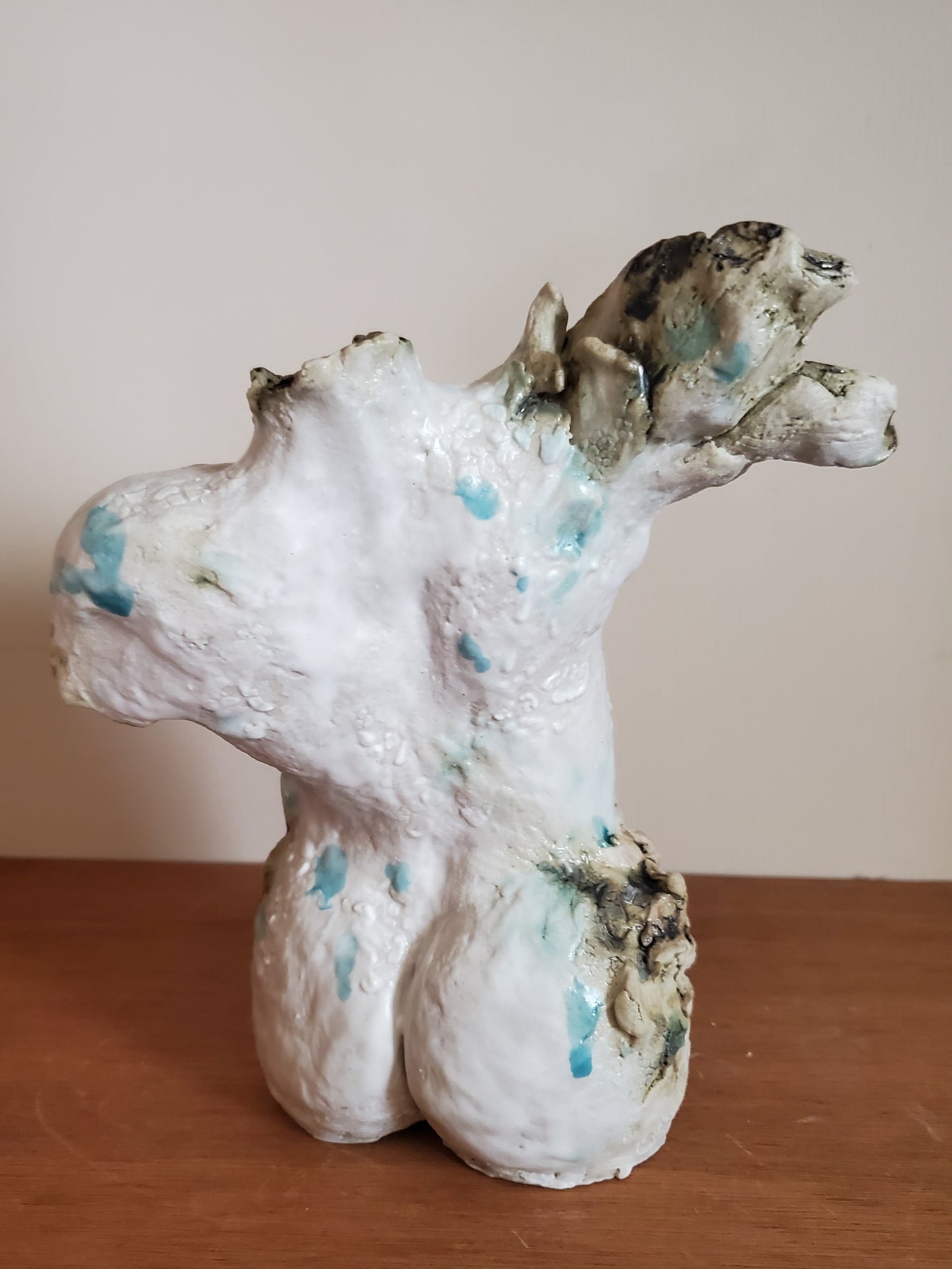 Ceramic sculpture, moving female buste